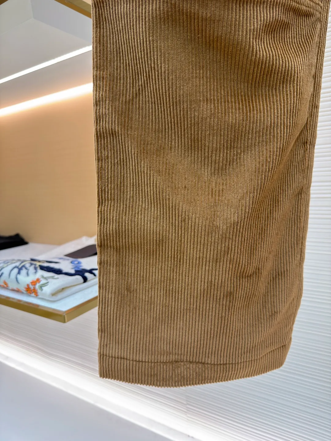 LOUIS VUITTON SKI ski series corduroy trousers and casual pants ●Original version: purchased and developed by 14160 ●Item number: 1682221-B00 ●Fabric: corduroy fabric ●Technology: Positioning cutting machine ●Color: brown ●Version: fitted version ●Weight: about 875 grams ●Size: 46-48-50-52 ●Description: These caramel-colored corduroy trousers are made of 16-pit combed cotton corduroy fabric, which is pre-shrunk and raised. The velvet thickness is even, soft to the touch and not easy to shed. The fabric weighs 420g and has both warmth retention and stiffness. The trousers are made of multi-piece three-dimensional tailoring. The thighs and knees are designed with a spliced ​​structure and are reinforced with twill stitching technology, which not only enhances the durability but also creates a workwear-style layering. The waistband is a classic suit waistband design with built-in non-slip lining and metal adjustment buckles to flexibly adjust the waist size. The placket is made of YKK metal zippers with natural horn buttons, and the trousers are double-layer reinforced stitching; the pockets are welted, and the edges are sewn with overlock stitching; the trousers are straight-cut, with rolled overlock stitching on the inside. The stitch density of each stitch is controlled at 10 stitches/inch to ensure a stable overall structure and exquisite details. The overall wiring is straight and delicate, the fabric is comfortable and soft, and the color is consistent without color difference. It can be matched with the same style to create a fashionable look and control various occasions. Customized accessories, complete with three standards, same style for men and women!